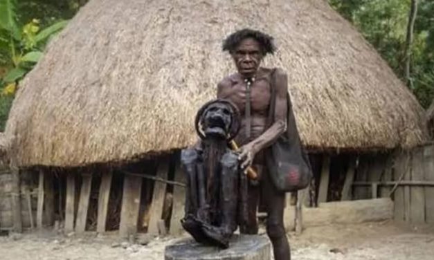 Panggonan Wingit: RITUAL PEMANGGILAN ROH ORANG MATI DI BIAK