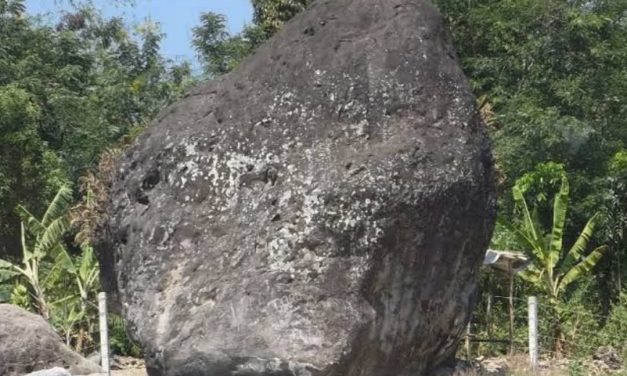 Panggonan Wingit: BATU KERAMAT DI DESA CEMARAJAYA