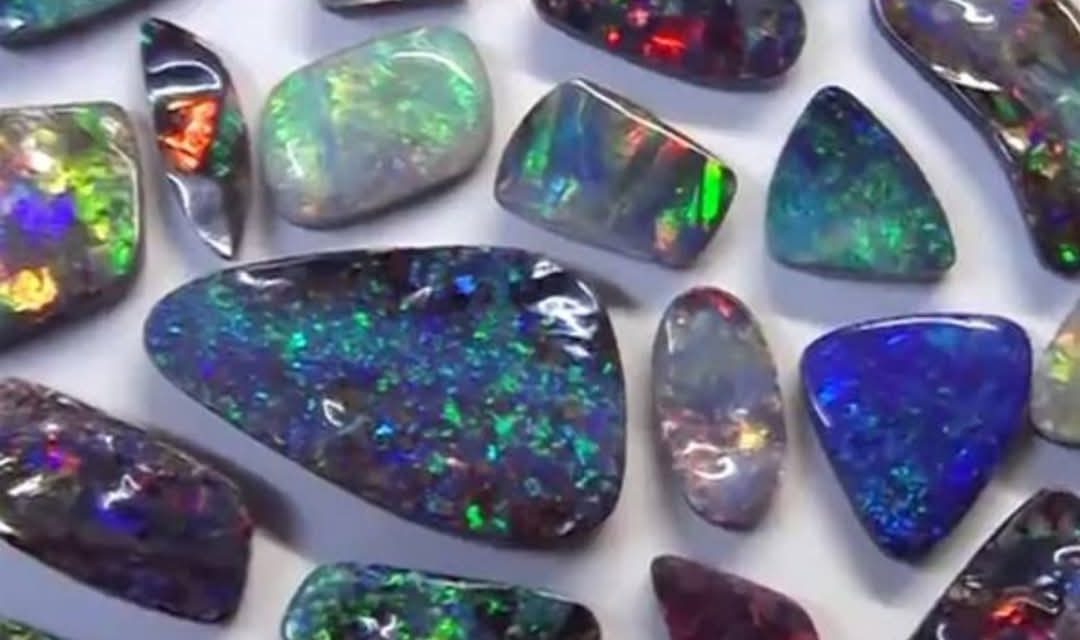 MENGENAL BATU OPAL AUSTRALIA