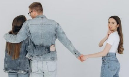 Konsultasi Kyai Pamungkas: KETAHUAN SELINGKUH