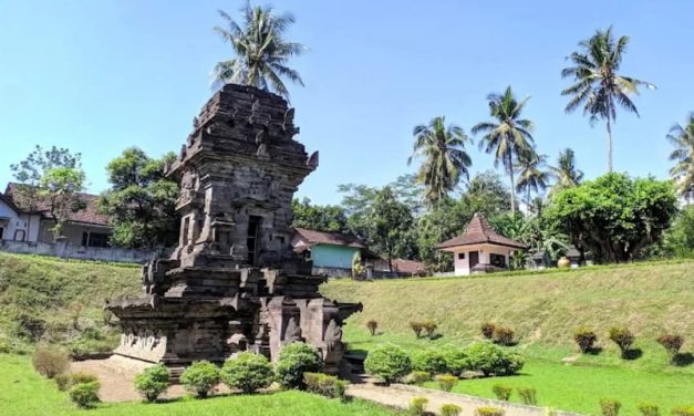 Panggonan Wingit: KUTEMUI KEKASIHKU DI CANDI SAWENTAR, BLITAR