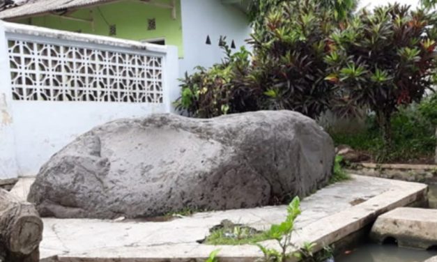 Panggonan Wingit: ARCA PENJAGA CANDI DI DESA JOKOWI