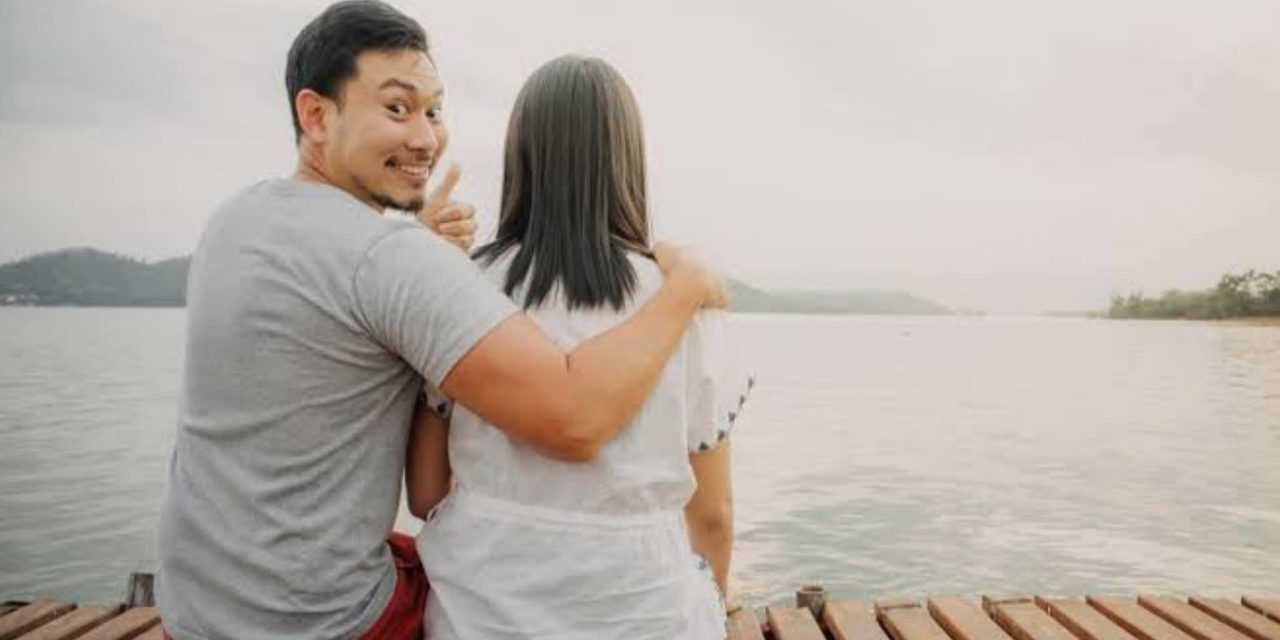 Layanan Kami: MENCINTAI LELAKI LEBIH TUA