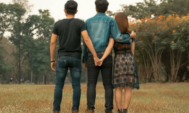 Layanan Kami: TAK BISA MEMILIH DI ANTARA DUA CINTA