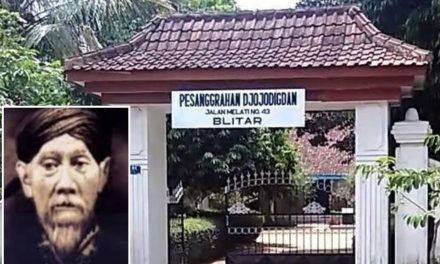 Panggonan Wingit: MAKAM GANTUNG EYANG JOYODIGDO, BLITAR