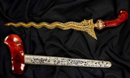 Kisah Mistis: DIBERI PUSAKA RAJA ORANG BUNIAN