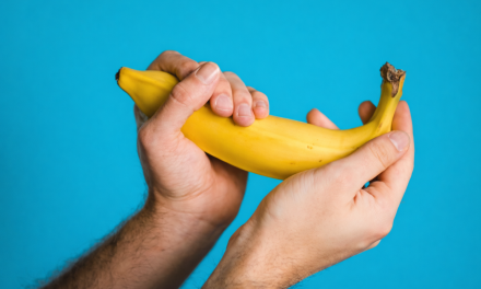 “Burung” Bengkok, Amankah? Edukasi Seks Remaja tentang Variasi Ereksi yang Normal dan Menenangkan