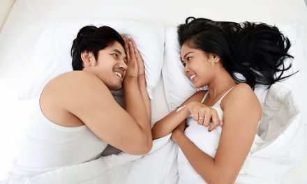 SALING MELIHAT KEMALUAN, BOLEHKAH? – Konsultasi Kesehatan Seksual